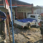 Kondisi pikap Gran Max yang mengangkut 30 jeriken Arak Jowo usai menabrak pengendara motor dan dua rumah di Desa Karanglo Lor, Ponorogo.