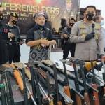 AKBP Yudhi saat merilis pemilik industri rumahan W beserta 135 pucuk senapan angin di Mapolres Blitar Kota.