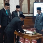 Taufikurrachman saat teken perjanjian kerja usai dilantik sebagai Sekda definitif Pamekasan