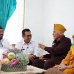Wali Kota Nurochman dan Wakil Wali Kota Batu Heli Suyanto saat mengunjungi kediaman salah satu veteran di Kota Batu