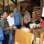 Satgas Pangan Polres Blitar sidak di pasar tradisional Kecamatan Wlingi.