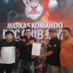 Jajaran GRIB Jaya Kota Probolinggo saat menunjukkan pernyataan netral menjelang pelaksanaan Pilkada 2024.