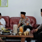 Kapolresta Sidoarjo ketika bertemu dengan Ketua MUI Jawa Timur.