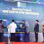 Gubernur Khofifah saat melaunching program 1.000 Santri OPOP Digipreneur di Dyandra Convention Center, Surabaya.