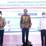 Keterangan foto dari kiri: Bupati Gresik, Fandi Akhmad Yani; Presiden RI, Joko Widodo; dan Menteri Investasi Indonesia, Bahlil Lahadalia, usai penyerahan penghargaan.
