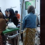Tim Inafis Polres Pamekasan saat memeriksa siswa yang diduga keracunan MBG