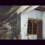 Kondisi rumah Misgiman setelah dihujam tanah longsor.
