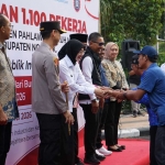 Wali Kota Kediri saat bersalaman dengan pekerja hang akan berangkat ke museum Marsinah