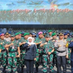 Gubernur Jawa Timur Khofifah Indar Parawansa foto bersama forkopimda usai Apel Gelar Pasukan Kesiapan Pengamanan Pemilu 2024 di Lapangan Makodam V Brawijaya, Kamis (1/2/2024).