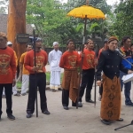 Ketua Harian Situs Ndalem Pojok Persada Sukarno, Kushartono, yang bertindak sebagai inspektur upacara saat memberi sambutan. Foto: Ist.