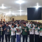 Ketua Lazisnu Surabaya, Prof. Dr. Moh. Mukhrojin bersama pengurus meluncurkan majalah NU Surabaya (Nusura) di aula Universitas WR. Supratman, Surabaya. Foto: Ist.