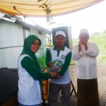 Penanaman pohon nangka dan sirsak yang dipimpin langsung oleh Isteri Bupati Pasuruan Hj. Lulis Irsyad bersama Pengasuh Ponpes Al-Yasini KH.Mujib Imron, Minggu (26/11).