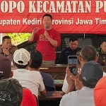 Camat Puncu Firman Tappa didampingi Forkompimcam Puncu dan Perwakilan Perhutani Kediri saat berbicara kepada warga Satak di Pendopo Kecamatan Puncu. Foto: MUJI HARJITA/ BANGSAONLINE