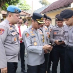 Kapolres Mojokerto Kota saat mengecek ponsel milik anggota.