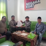 Aktivis GERTAP saat mendatangi KPU Kabupaten Pasuruan. Foto: AHMAD FUAD/ BANGSAONLINE