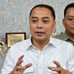 Wali Kota Surabaya, Eri Cahyadi setelah menggelar pertemuan di ruang sidang wali kota di Balai Kota Surabaya.