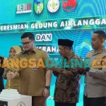 Bupati Kediri saat meresmikan pemakaian Gedung Airlangga bersama jajaran pejabat terkait. Foto: MUJI HARJITA/BANGSAONLINE