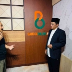 Drs KH Khoiron Syu’aib (kanan, pakai jas) muballigh alumnus Pesantren Tebuireng yang aktif dakwah di tempat lokalisasi saat persiapan rekaman podcast bangsaonline bersama M. Mas