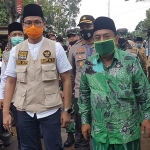 KH. Drs. M. Jamhuri, Anggota DPRD Fraksi PKB mendampingi Bupati Bangkalan, R. Abdul Latif Amin Imron saat tinjau lokasi Desa Tangguh Covid-19 di Desa Karang Pao, Kecamatan Arosbaya, Kabupaten Bangkalan.