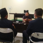 Hadi Margo, Kordiv. Penyelesaian Sengketa Bawaslu Kota Surabaya saat menerima keberatan Bapaslon Perseorangan M. Yasin - Gunawan, atas rekapitulasi verfak oleh KPU.