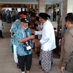 Bupati Ngawi Ony Anwar Harsono (baju putih) menyalami satu per satu calon jemaah haji yang hendak berangkat.