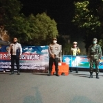 Kapolres Bangkalan AKBP Rama Samtama Putra saat meninjau penyekatan dan screening di Jl. Jenderal Sudirman, Minggu (29/3) dini hari.
