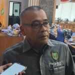 Ketua DPRD Kota Madiun, Armaya saat memberi keterangan kepada awak media. Foto: Hendro Suhartono/BANGSAONLINE