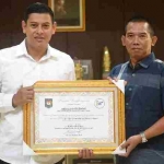 Wali Kota Kediri Abdullah Abu Bakar (kiri) saat menerima penghargaan. Foto: Ist.