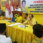 Inspektur Provinsi Jawa Timur, Nurwiyatno mengambil formulir pendaftaran sebagai kandidat Cagub Jatim di kantor DPD Partai Golkar Jatim. foto: DIDI ROSADI/ BANGSAONLINE