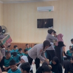 Kasat Binmas Polres Pasuruan, AKP Sunarti saat membagikan bingkisan 