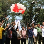 Pelepasan balon dan burung merpati sebagai tanda deklarasi damai pemilihan presiden (Pilres) dan pemilihan legislatif (Pileg) tahun 2019. foto: ANDI F/ BANGSAONLINE