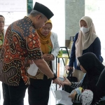 Peserta JKN di Gresik saat menunjukkan tampilan antrean online Mobile JKN di ponselnya.