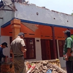 BPBD saat survei rumah yang ambruk di Gondang akibat puting beliung.