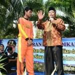 Fadeli bersama siswa berprestasi dari kalangan tidak mampu, Sonny. foto: haris/BANGSAONLINE