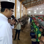 Tanpa harus berhenti bekerja, ribuan buruh rokok Toppas di Karang Ploso, Malang memperhatikan Gus Ipul berbicara.