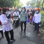 Wali Kota Risma saat mengingatkan warga untuk selalu memakai masker. foto: ist.