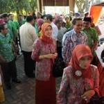 Ibu Wakil Bupati Hj. Siti Maimunah Salwa Arifin didampimngi Sekda dan Kadiskoperindag H. Harimas saat Tinjau Pasar Murah. (foto: sugiyanto/BANGSAONLINE)