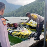 Speedboat yang alami kecelakaan di Telaga Sarangan, Magetan, Jawa Timur. Foto: Dok. Polsek Plaosan.