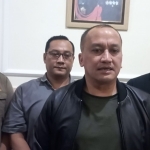 Komandan Resor Militer (Danrem) 082/CPYJ, Kolonel Inf Batara Alex Bulo (dua dari kanan), didanpingi Dandim 0815/Mojokerto Letkol Inf Rully Noriza saat jumpa pers. (Ist)