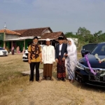H. Amin, Koordinator Layanan Mobil Mewah Gratis ASC Foundation sedang mendampingi sepasang pengantin baru bersama walinya. (foto: ist)