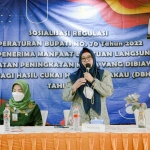 Wabup Gresik Aminatun Habibah saat membuka sosialisasi perbup no. 70 tahun 2022. Foto: SYUHUD/ BANGSAONLINE