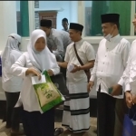 Semua undangan yang hadir mendapat beras 5 Kg, sarung dan uang transport. Tampak saat pembagian beras di samping Masjid Kampus KH. Abdul Chalim, Institut KH Abdul Chalim Pacet Mojokerto, Rabu (14/4/2021). foto: mma/ bangsaonline.com  
