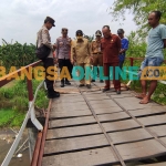 Bupati bersama kepala BPBD dan Kades Talun Blandong ketika meninjau jembatan Talun Brak yang kritis akibat beberapa diterjang banjir Kali Lamong. Foto: Nina Puji Rahayu/BANGSAONLINE