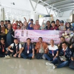 Bupati Sambari foto bersama puluhan pejabat saat berada di Bandara Internasional Juanda sebelum bertolak ke Malaysia. foto: istimewa