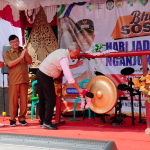 Pemukulan gong oleh Pj Bupati Sri Handoko Taruna, menandai pembukaan Bakti sosial kesehatan dalam rangkaian Hari jadi Nganjuk ke 1087