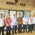 Pengurus PII bersama Wagub Jatim Emil Elestianto Dardak saat hadir di seminar Nasional dan Konvensi Wilayah Peran Strategis Supply Chain dan Logistik dalam Meningkatkan Produktivitas Nasional  di SIMT ITS Surabaya. foto: ist.
