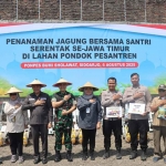 Penanaman jagung serentak di Ponpes Bumi Sholawat, Sidoarjo.