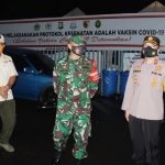 Kapolres Gresik AKBP Arief Fitrianto, Dandim 0817 Letkol Inf. Taufiq Ismail dan Kepala Dinas Satpol PP Abu Hasan saat penjagaan pergantian Malam Tahun Baru 2021. foto: ist.