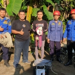 Petugas Damkar Kabupaten Blitar bersama pemilik menunjukkan kucing yang berhasil diselamatkan.