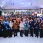 Bupati Blitar Rini Syarifah bersama para perwakilan UPTD usai membuka Expo Sekolah Penggerak.